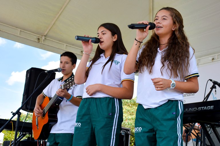 Aquí esta una estudiante del Colegio de la UPB cantando