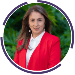 Foto frontal con fondo de naturaleza de Alma Nury, líder General Escuela De Verano Saberes UPB