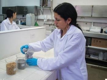 Mujer trabajando con muestras abrasivas en un laboratorio 