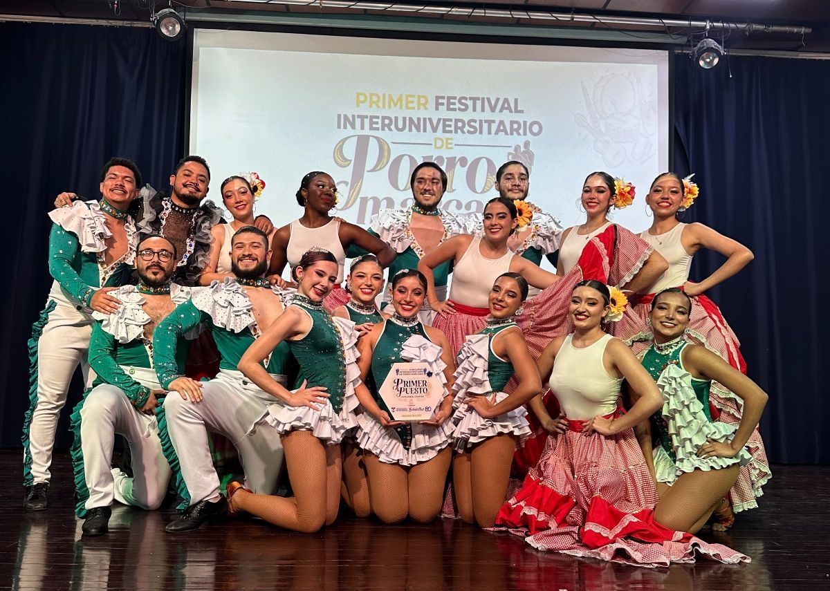 Entrega de trofeo al Primer Puesto a Yambú Danza