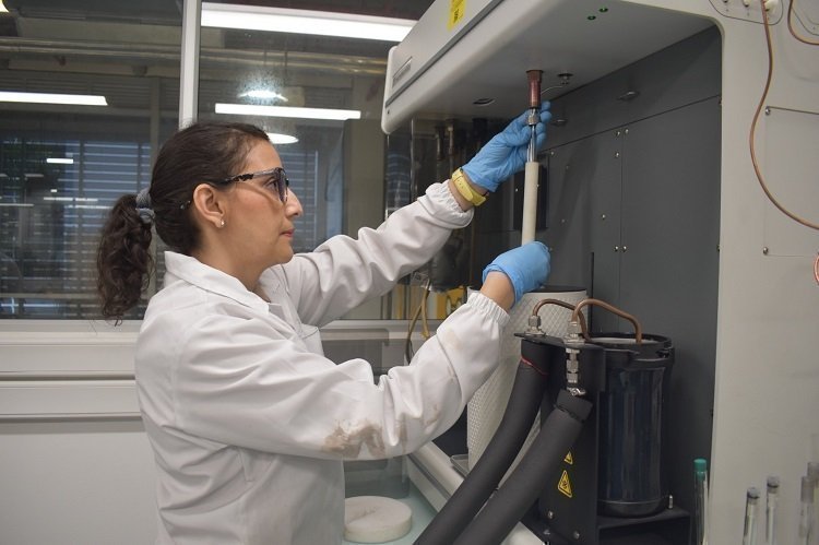 Docente en laboratorio