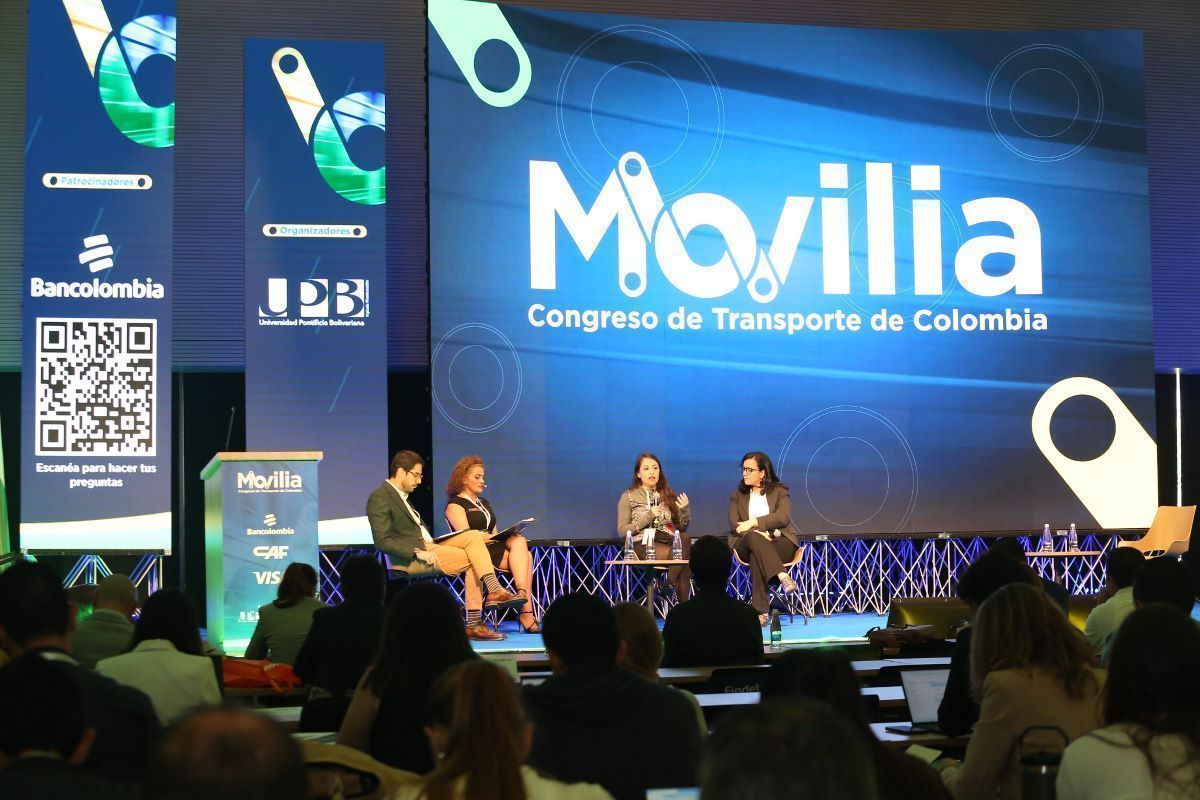 BRT (Sistemas de Transporte Público Rápido) facilitan la movilidad en regiones donde la población está masificada. 