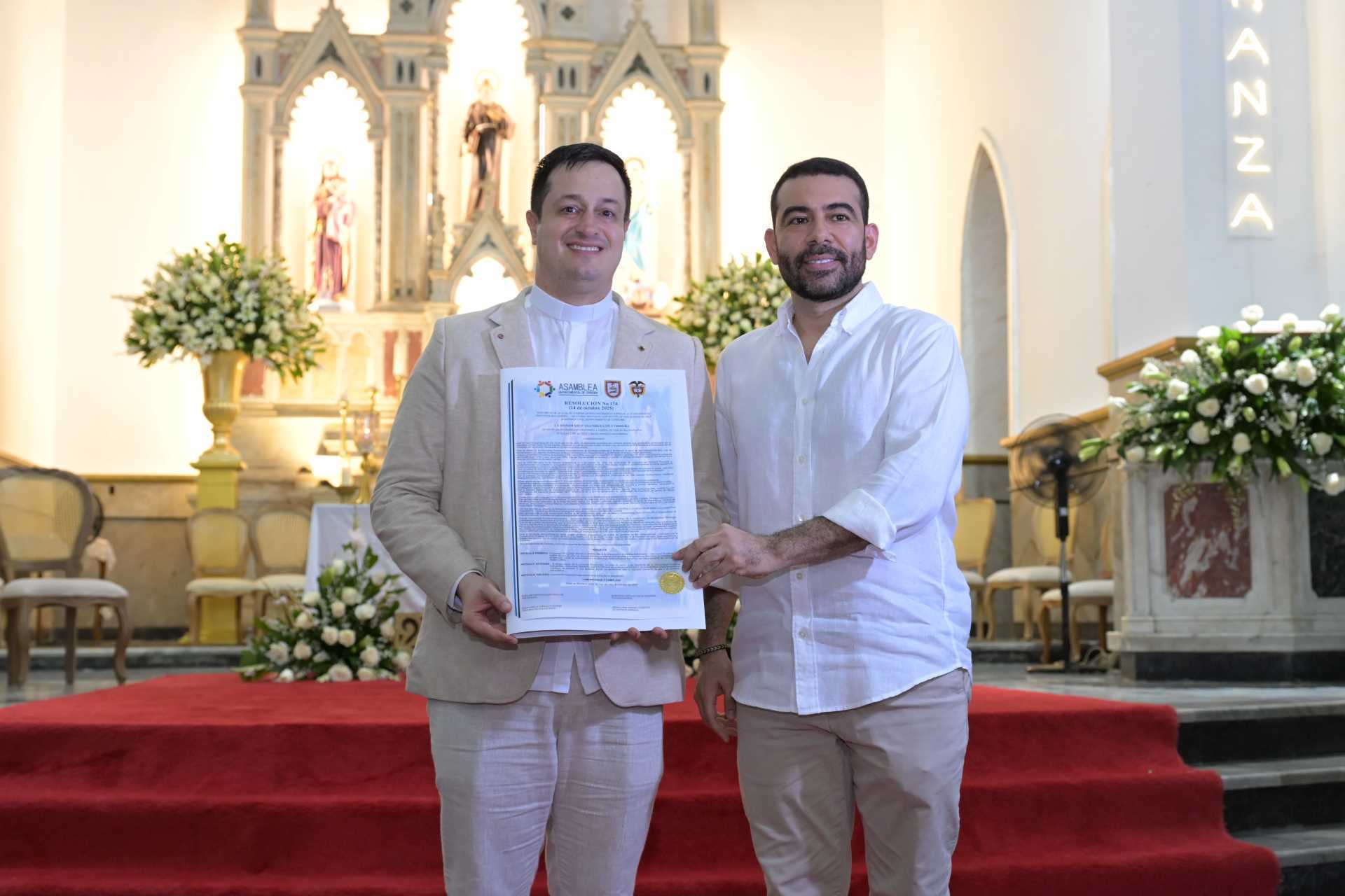 Diputado Carlos Gómez entregando reconocimiento de la Asamblea de Córdoba a la UPB