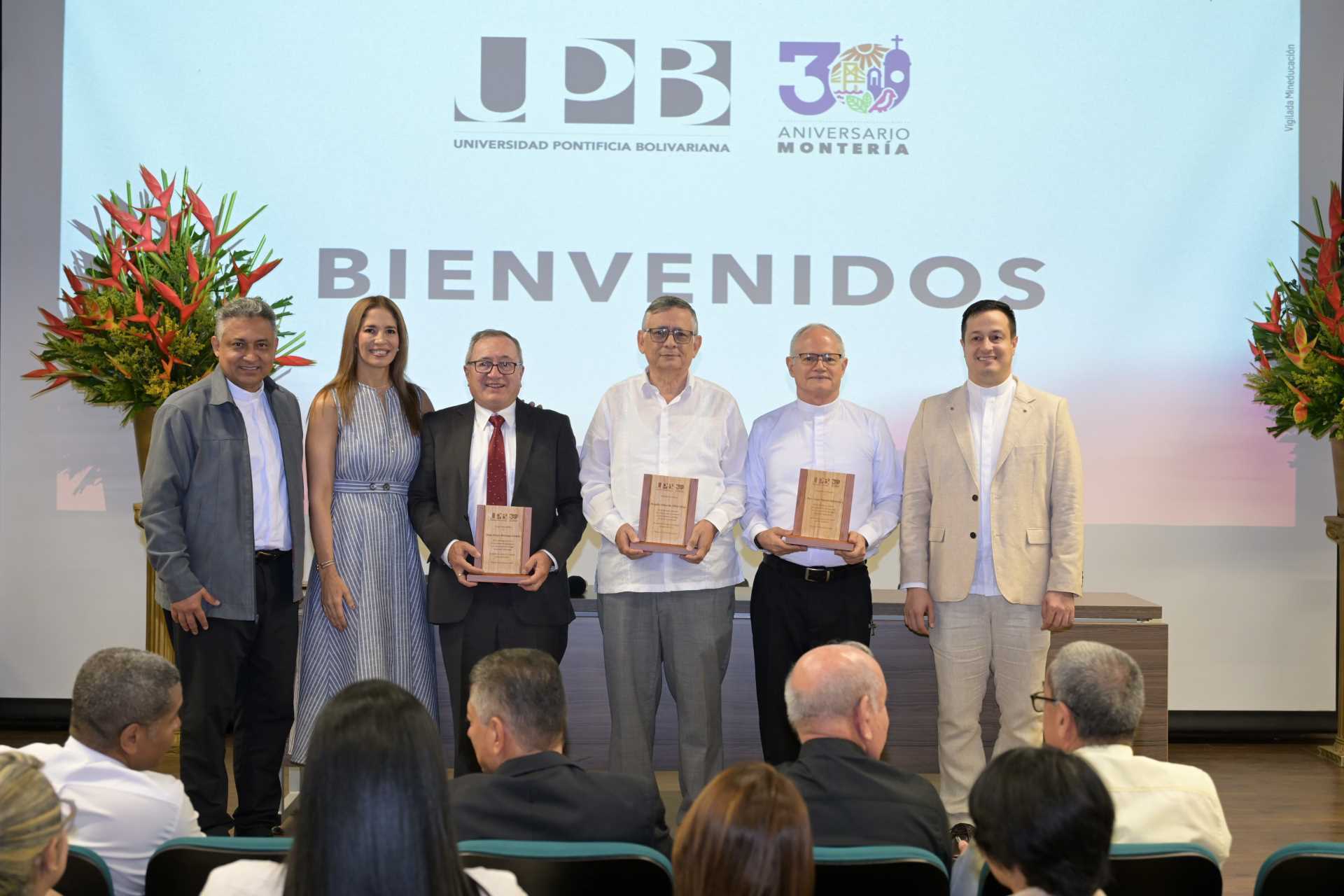 Directivas de la Universidad entregando reconocimientos