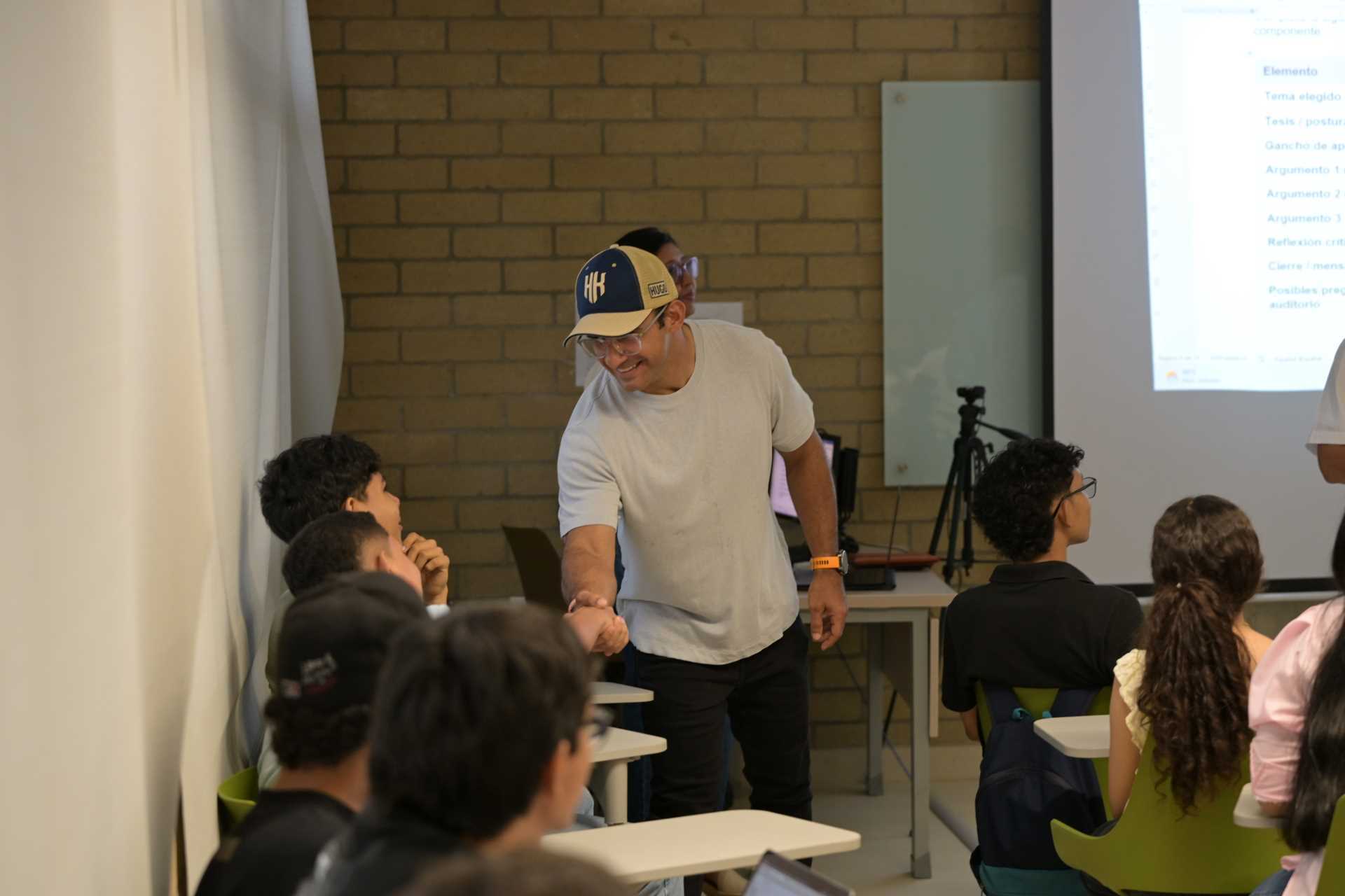 Alcalde de Montería, Hugo Kerguelén García estrechando la mano con un estudiante beneficiario del programa: Todos a la U