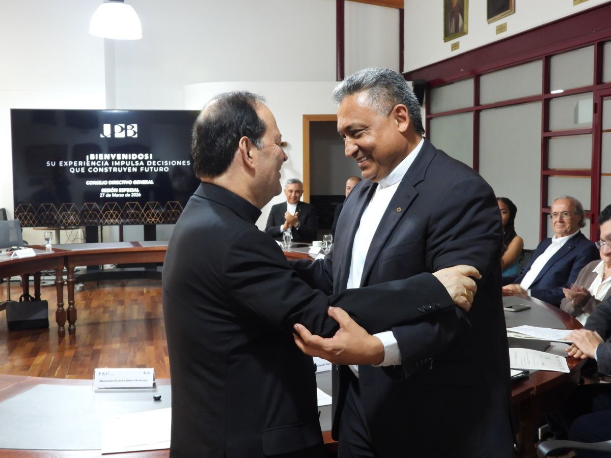 Abrazo entre Rector y Arzobispo