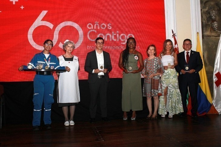 Miguel Ángel Amaya, coordinador de Proyectos de Extensión y Transferencia, recibió en nombre de la UPB Bucaramanga la condecoración “60 años” otorgada por la Cruz Roja Colombiana Seccional Santander.