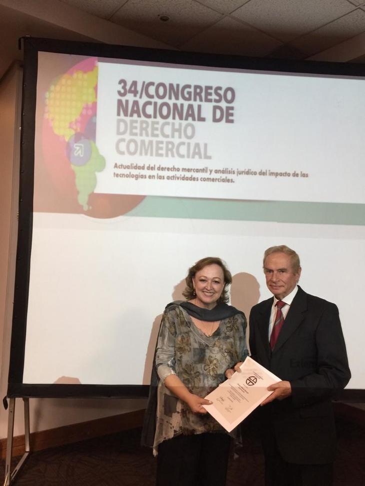 Didier entregando a nombre del Colegio de Abogados de Medellín, la distinción de jurista destacado al doctor Hernán Valencia en el 2018