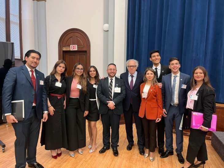 Los estudiantes de la UPB con el secretario general de la OEA