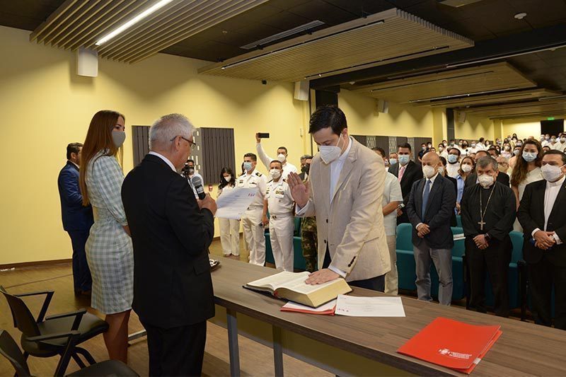 Presbítero Juan Camilo Restrepo Tamayo realizando juramento