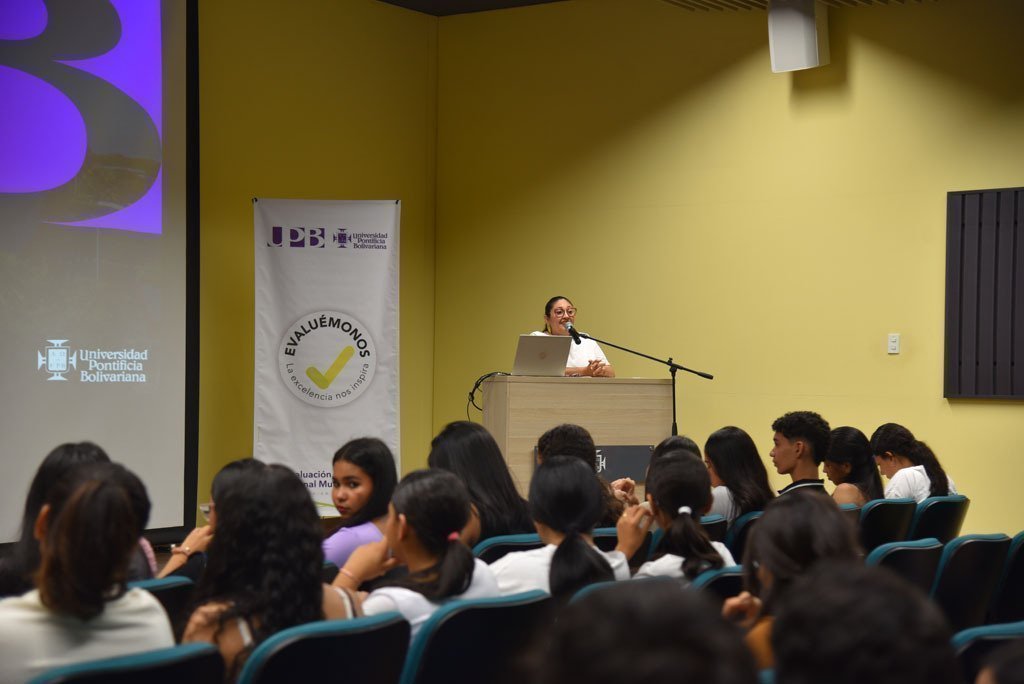 Estudiantes en la Inducción de Pasantías: Colegio Universidad en el auditorio Pbro. Jorge Bedoya Vásquez de la Universidad.