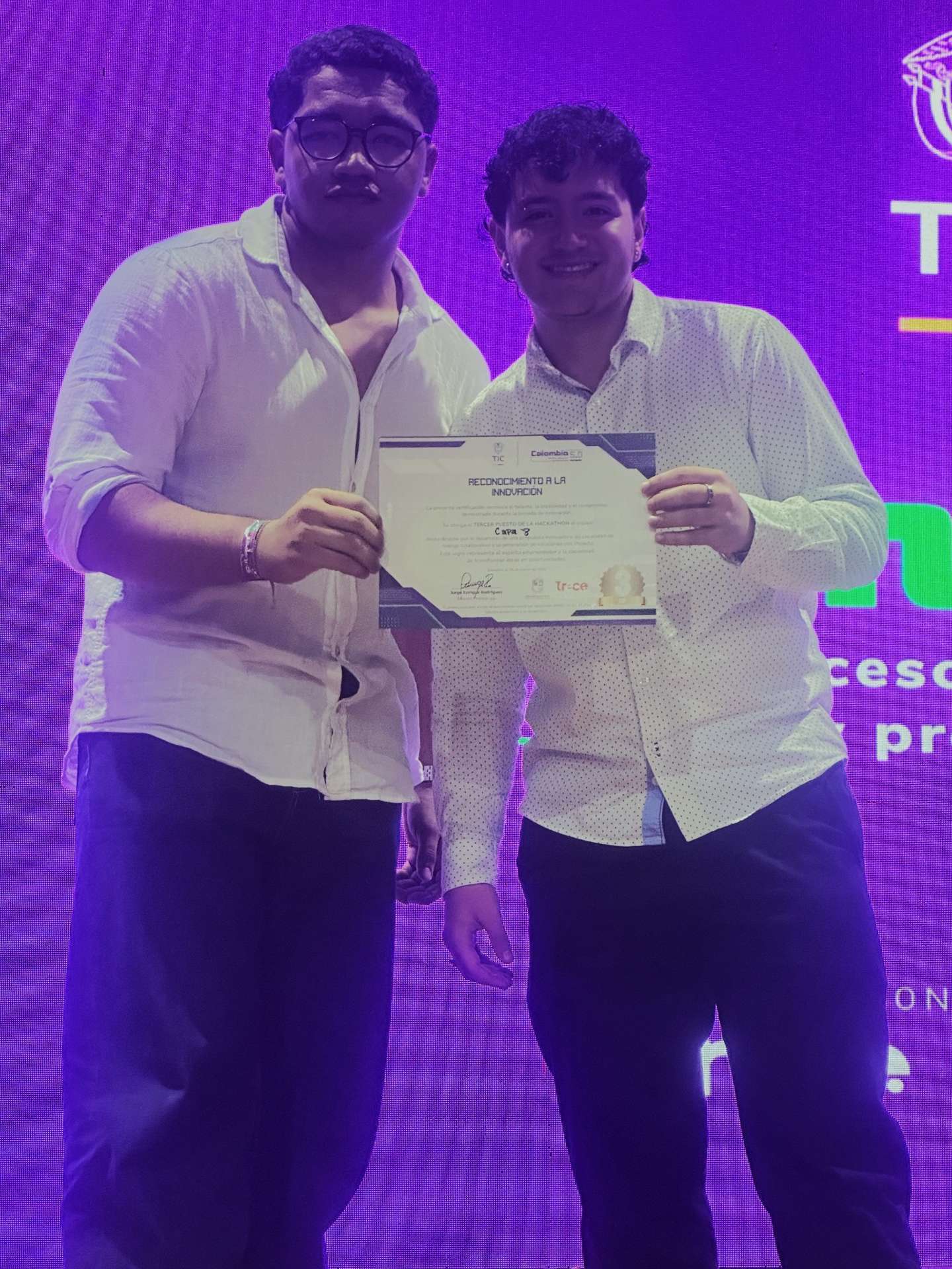 Pedro y Luis con el diploma en el concurso de hackathon