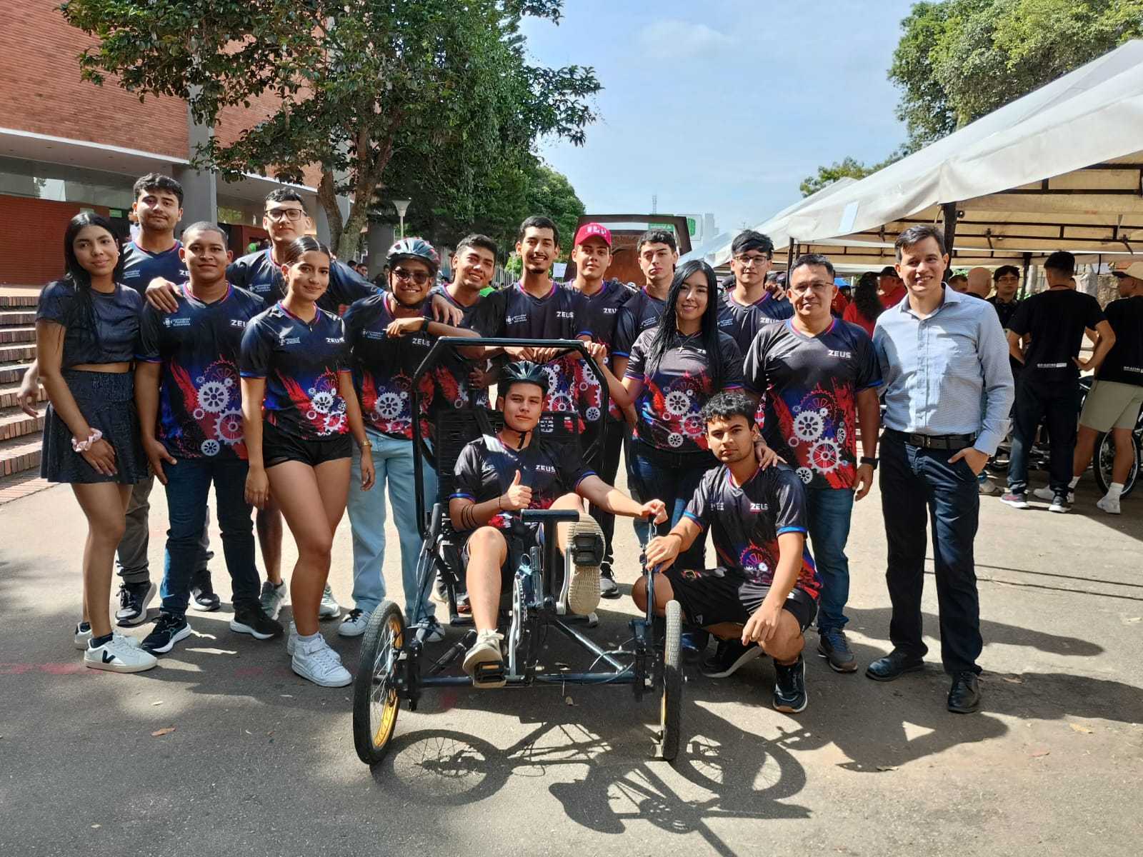 Estudiantes manejando el carro