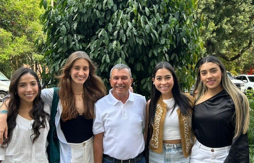 estudiantes junto con el padre Tacho, misionero Yarumal