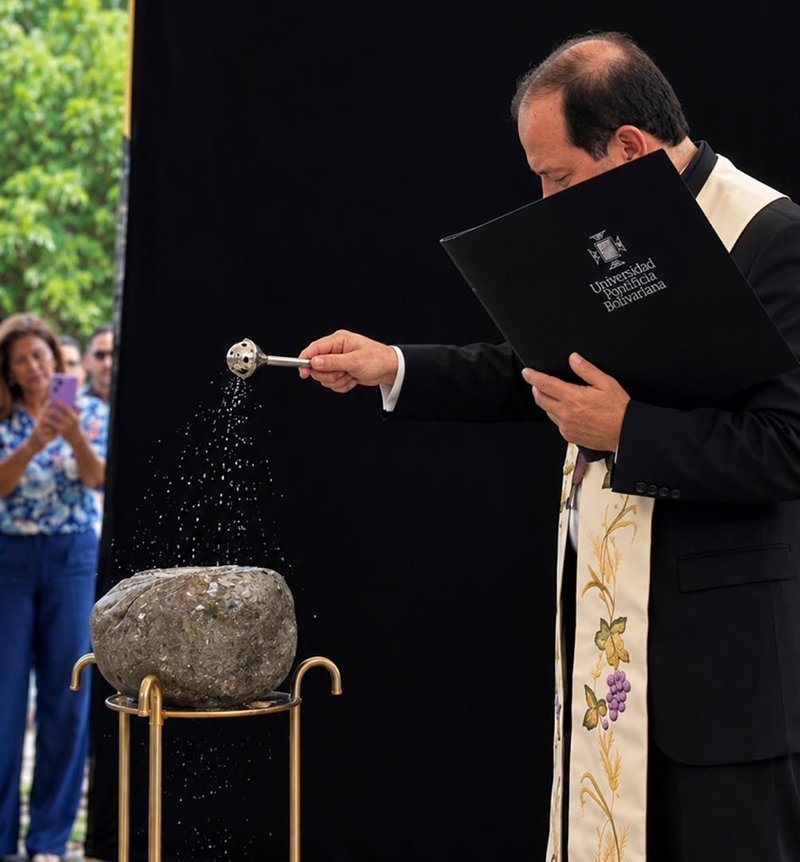 Acto de bendición por Monseñor Ricardo Tobón Restrepo, Arzobispo de Medellín y Gran Canciller de la UPB