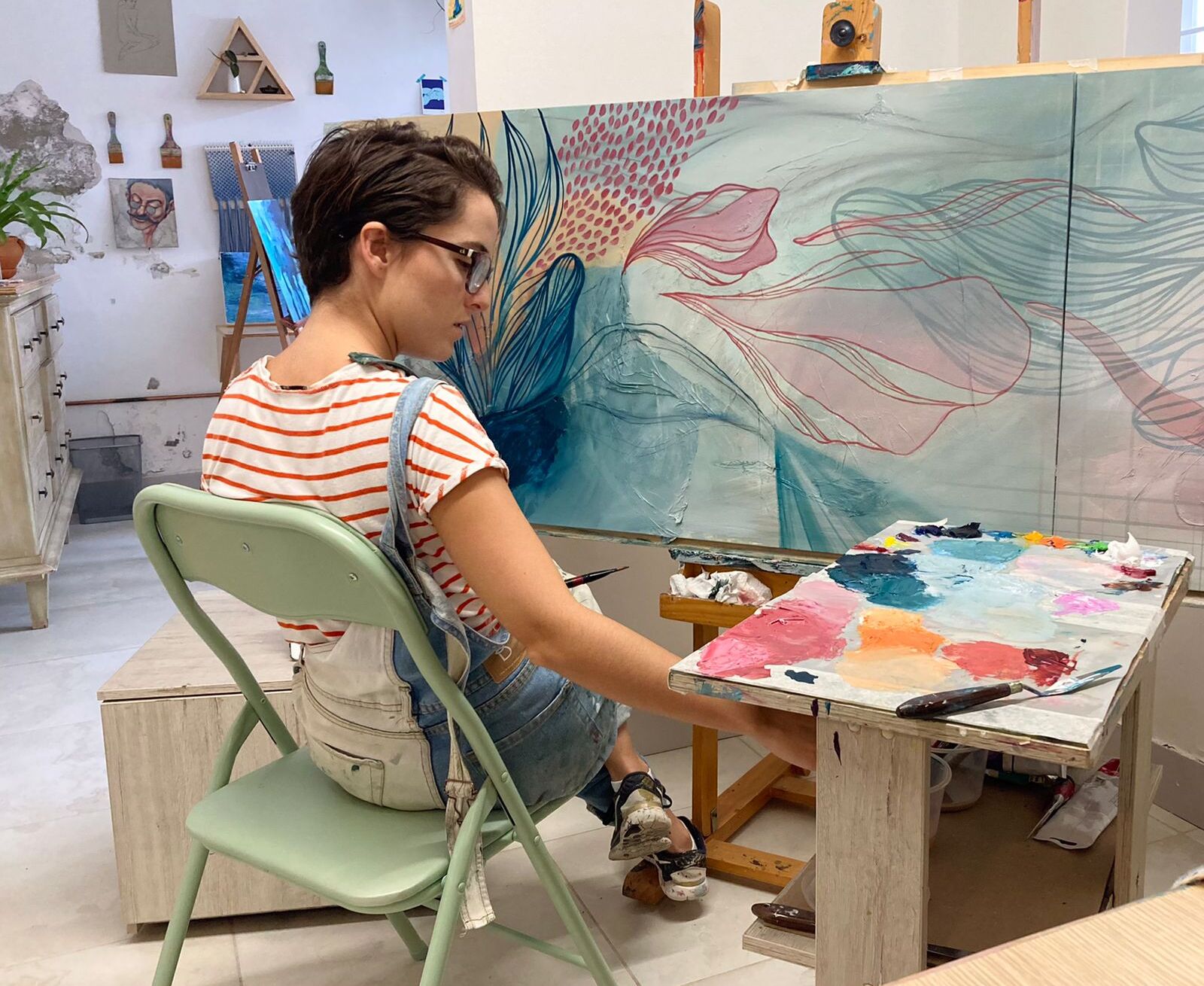 Paula pintando