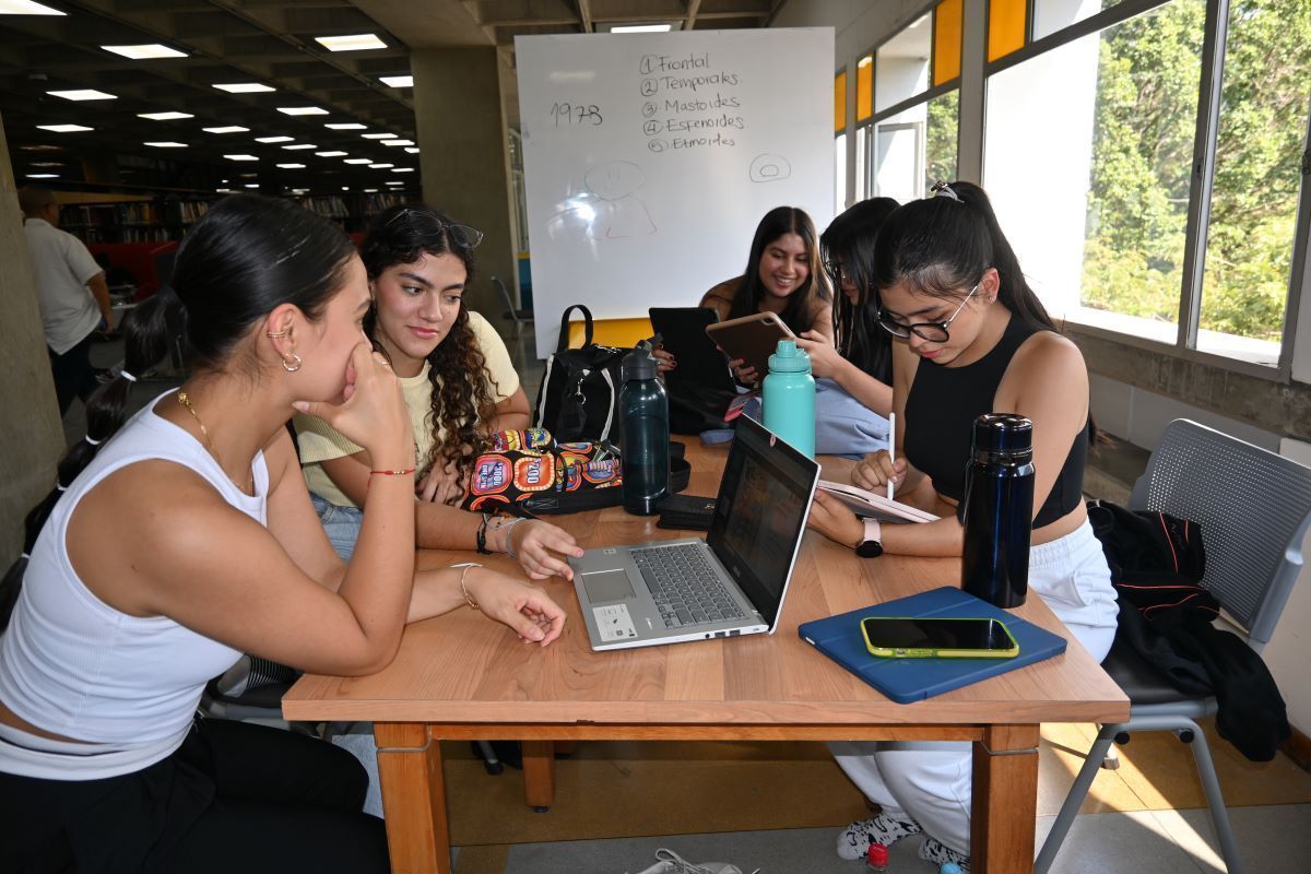 Chicas biblioteca