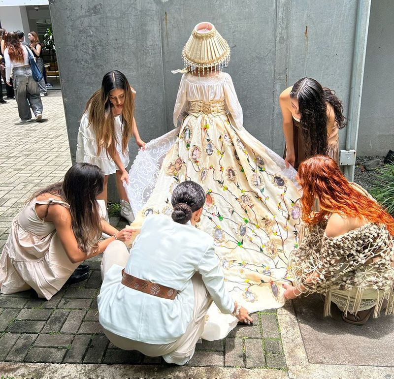 Estudiantes presentaron Rápido de Vestuario: Laureles tema circular