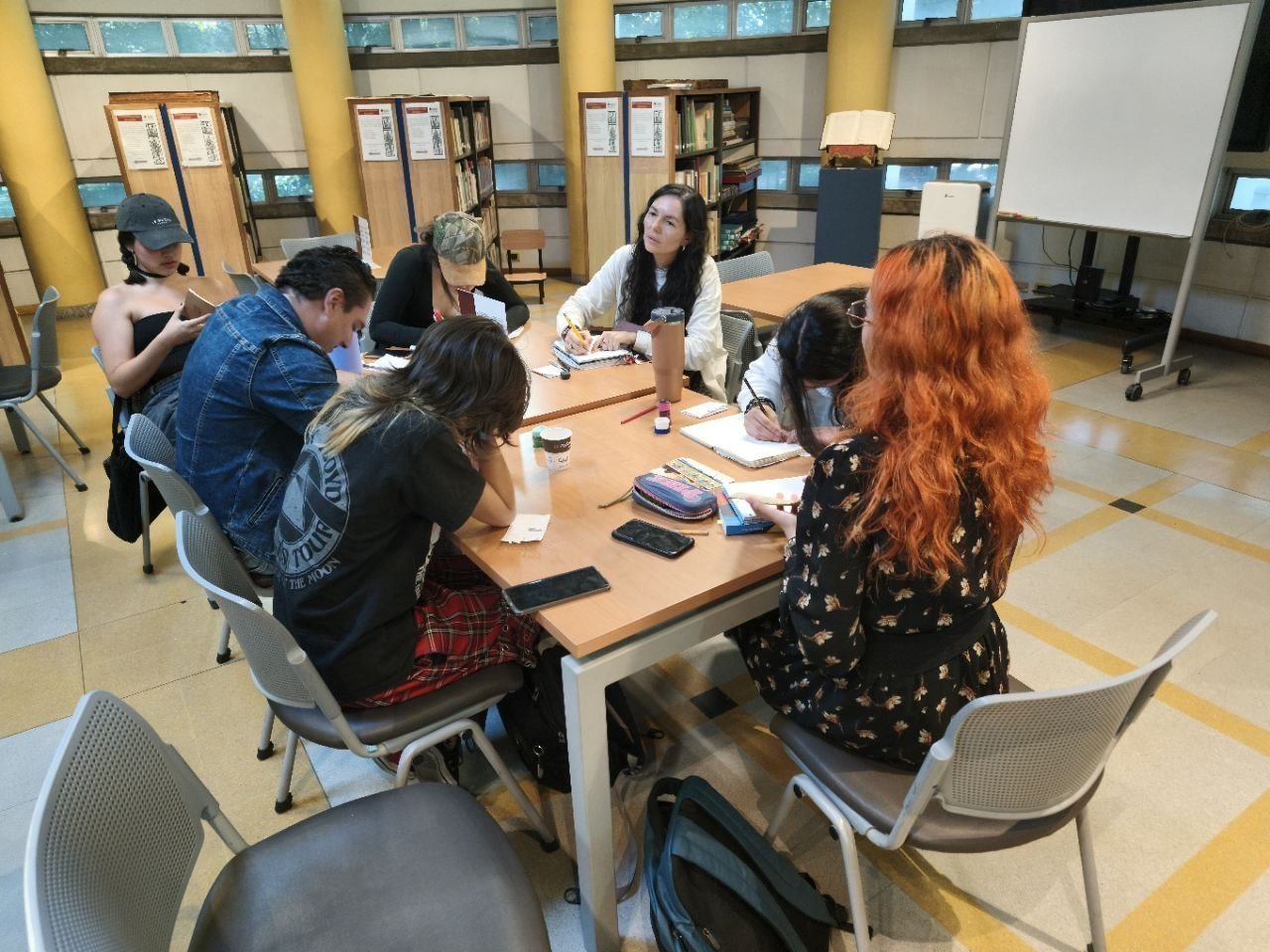 Participantes del taller de poesía haciendo una actividad