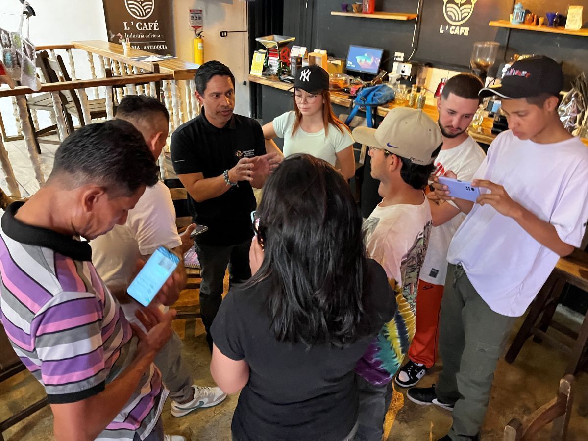 Esta experiencia le permitió a los estudiantes de publicidad desarrollar competencias profesionales, mientras se conectaban con la realidad rural y se convertían en promotores de cafés de especialidad.